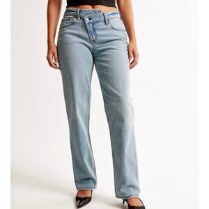Abercrombie & Fitch The 90s Straight Ultra High Rise Light Wash Jeans